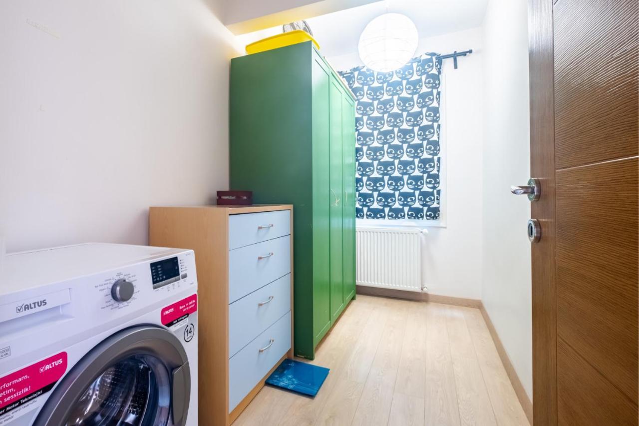Flat With Balcony Near Bull Statue In Kadikoy Istambul Exterior foto