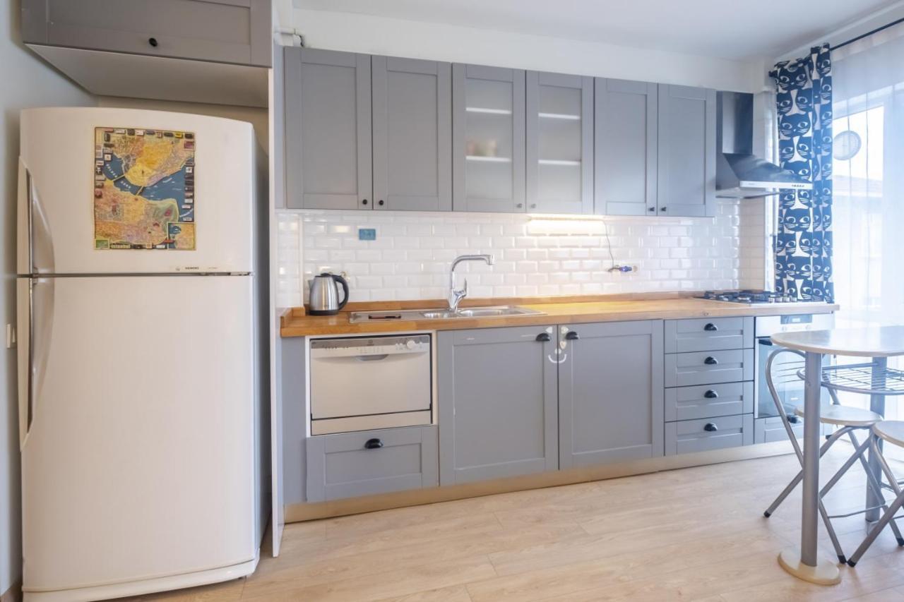 Flat With Balcony Near Bull Statue In Kadikoy Istambul Exterior foto
