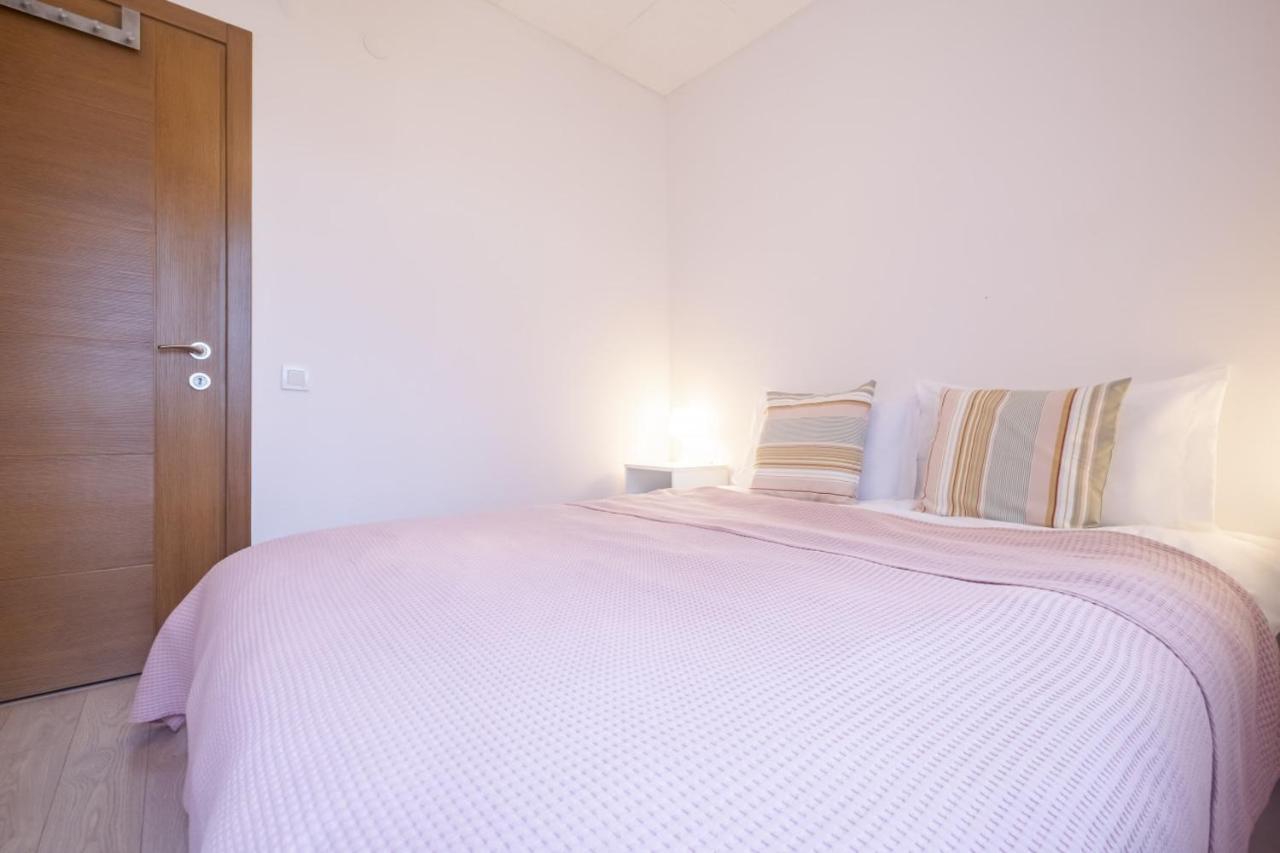 Flat With Balcony Near Bull Statue In Kadikoy Istambul Exterior foto